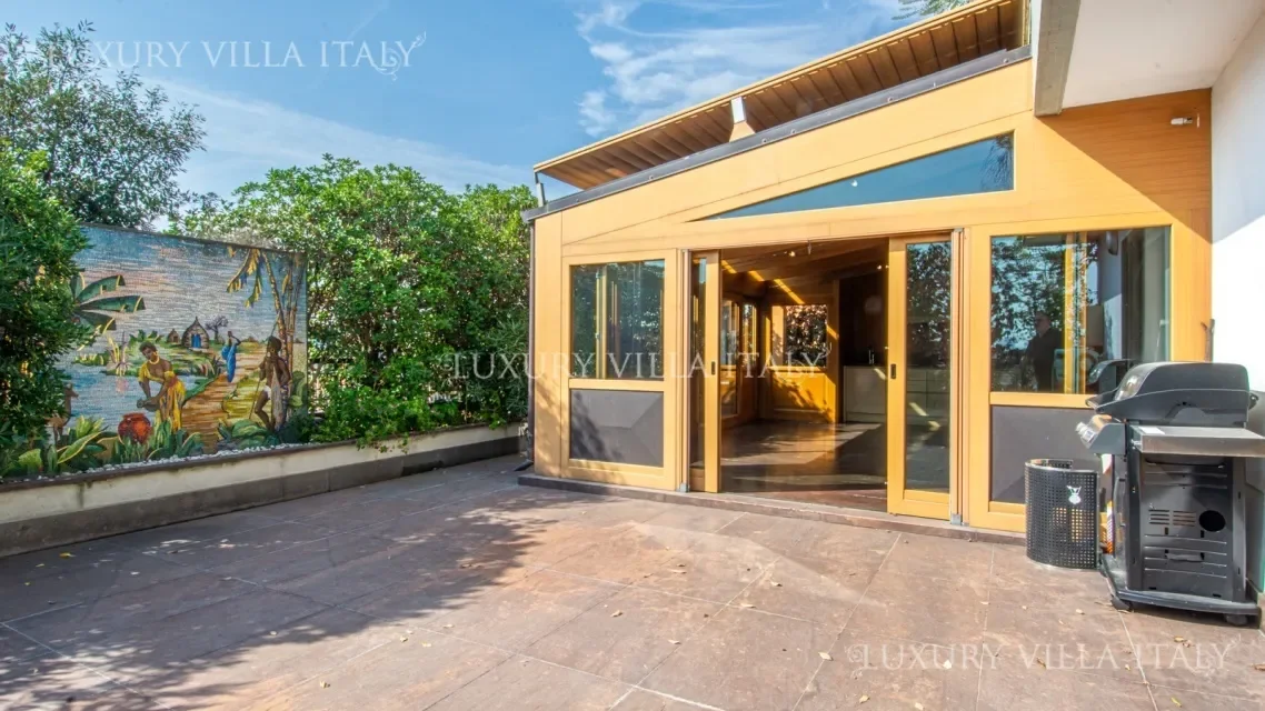 Exterior photo 4