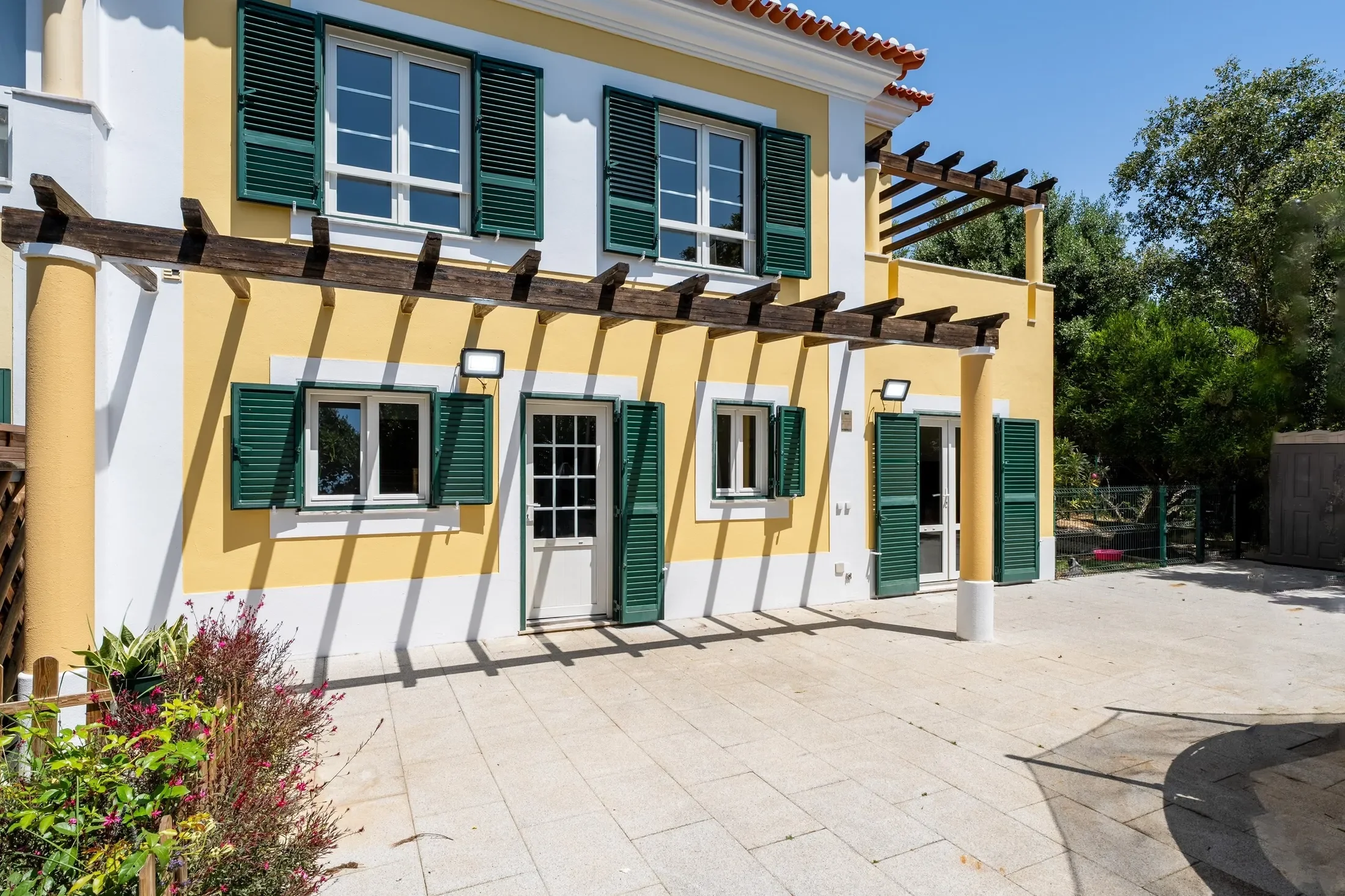 Exterior photo 9