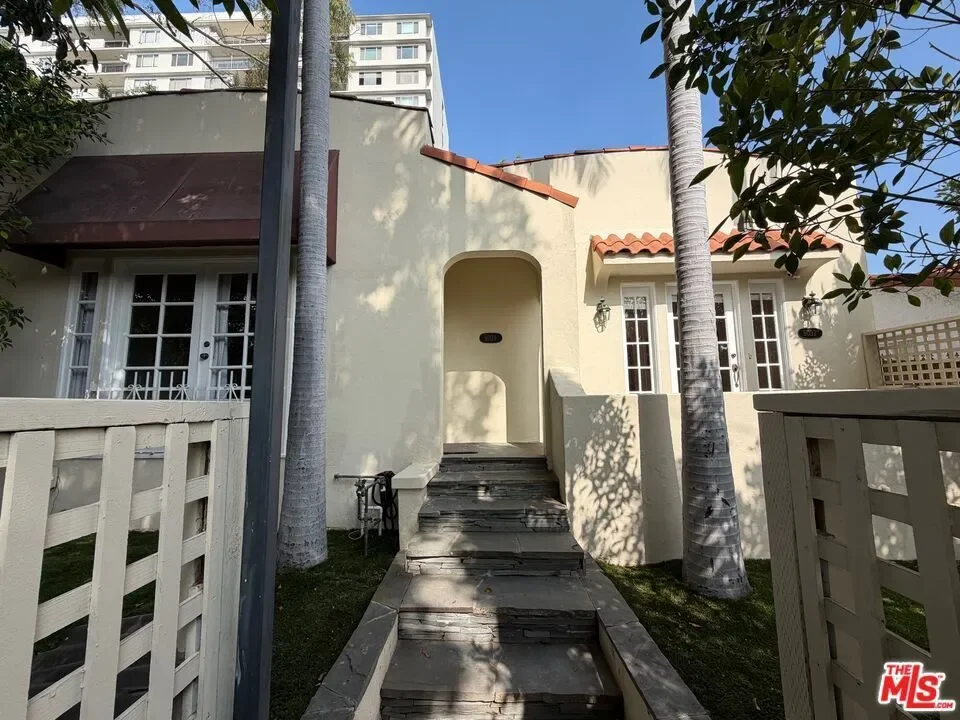 9037 Elevado Street, Los Angeles, California, United States. - Photo 24