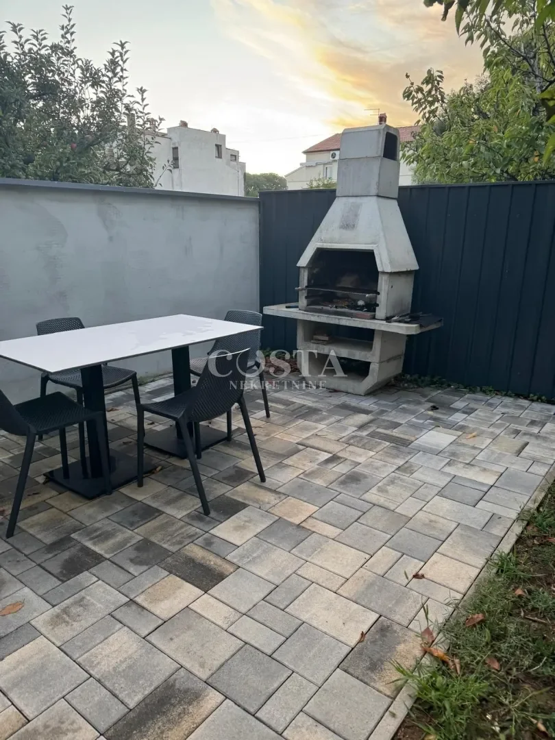 Exterior photo 4