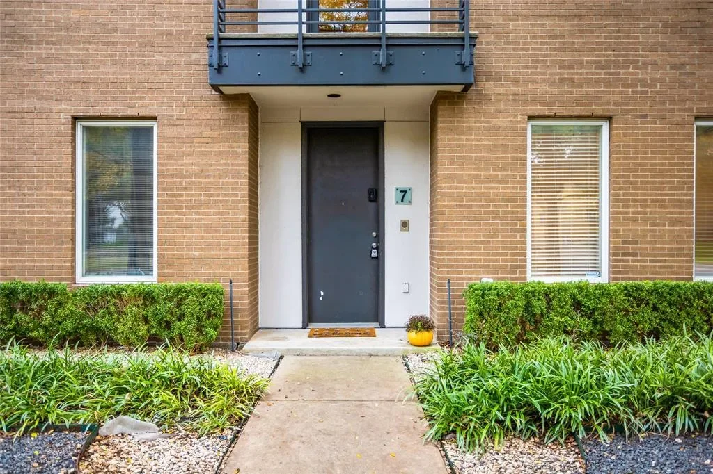 Exterior photo 4