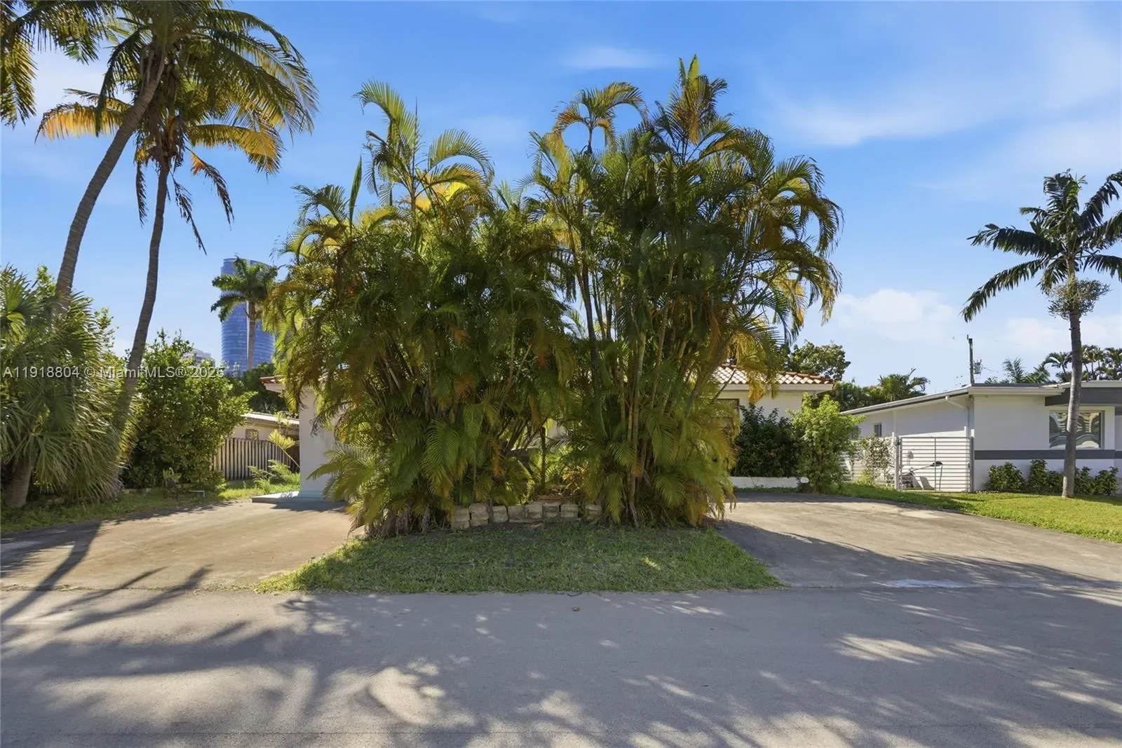 272 191st Ter, Golden Beach, Florida, United States. - Photo 3