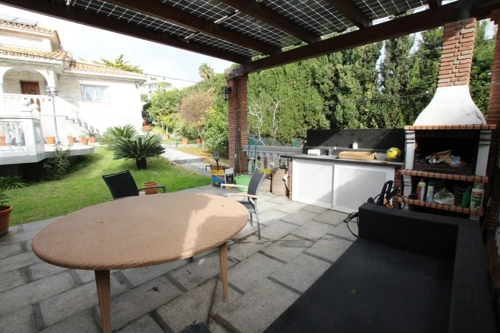 Exterior photo 6
