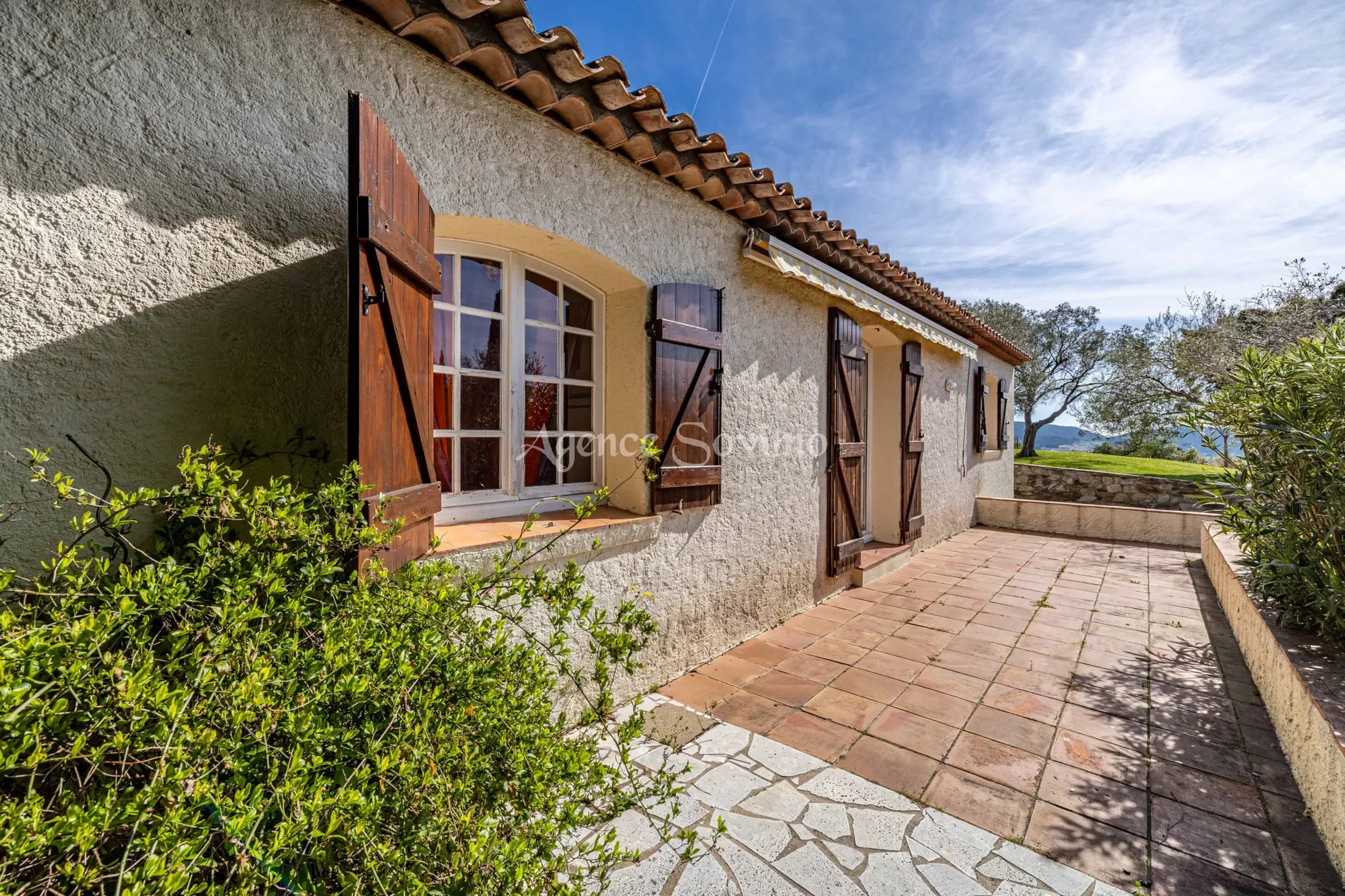 Exterior photo 8