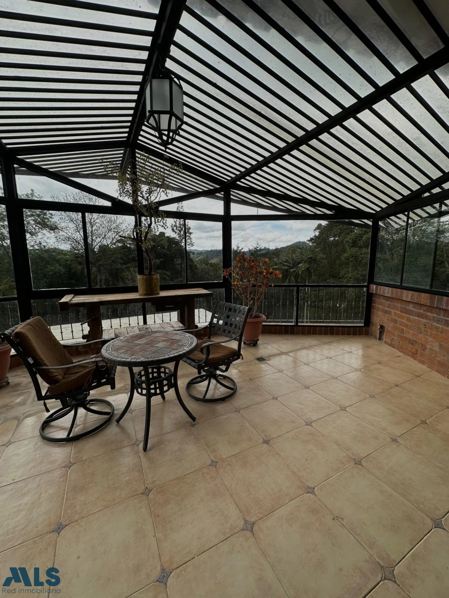 Exterior photo 2