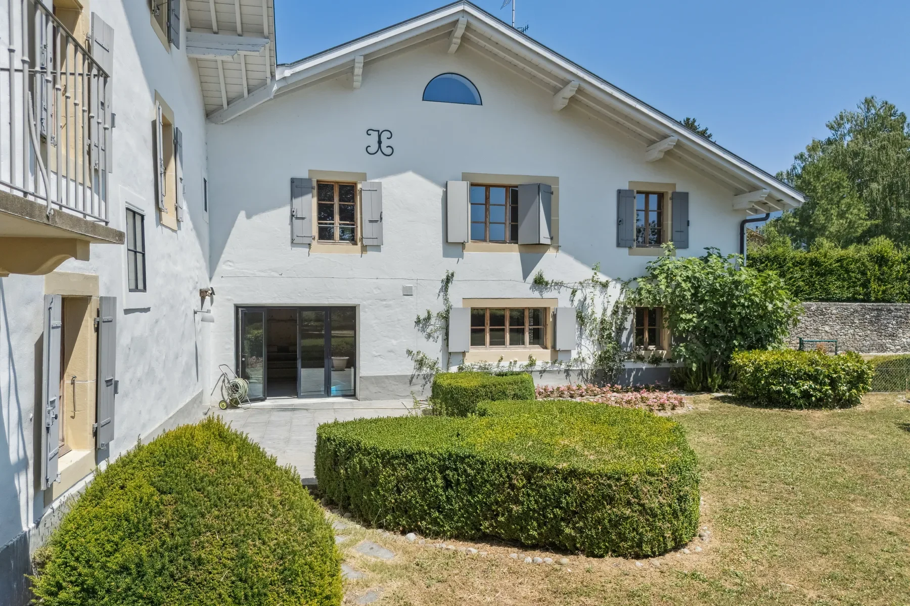 Exterior photo 4