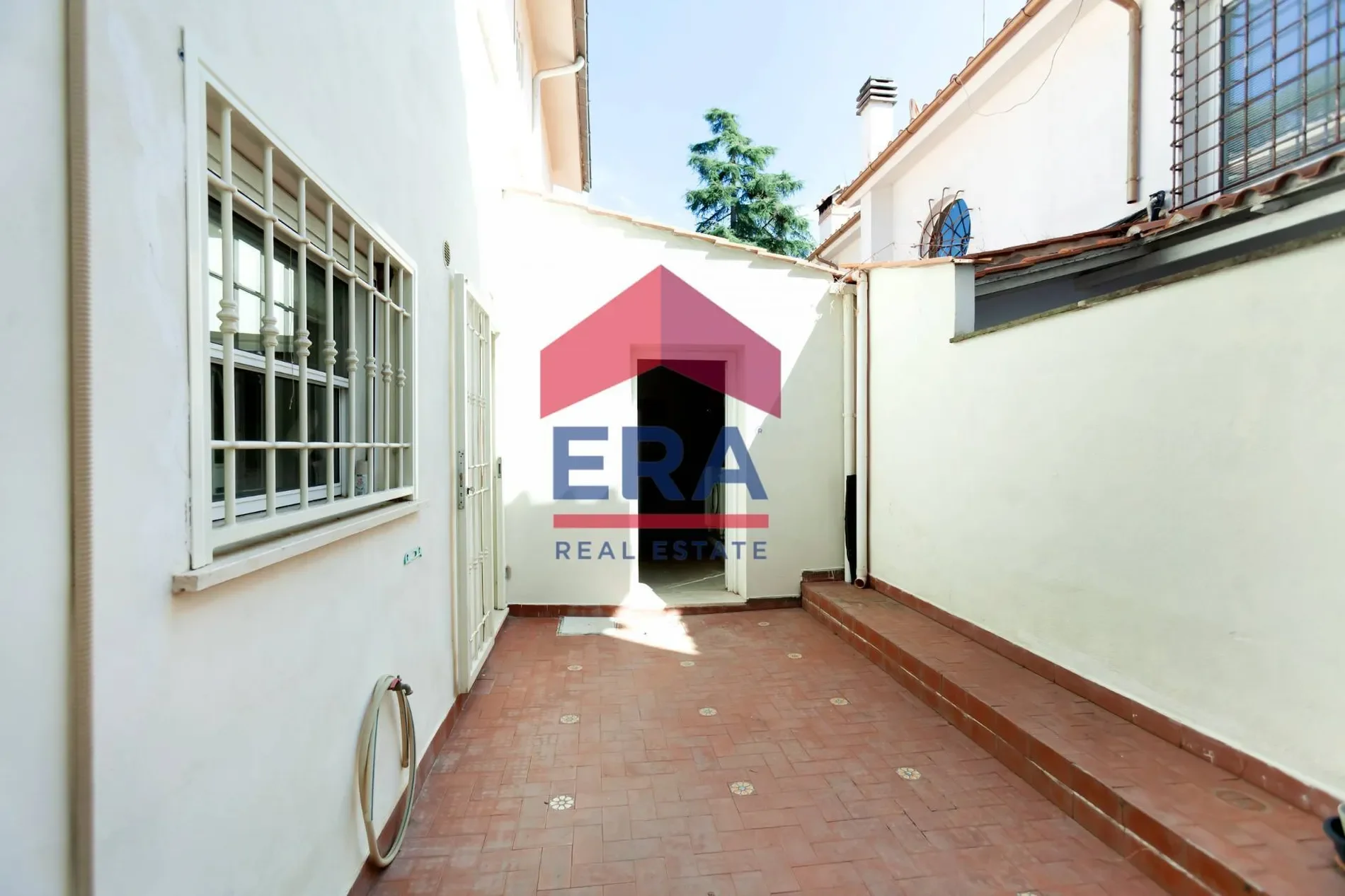 Exterior photo 9