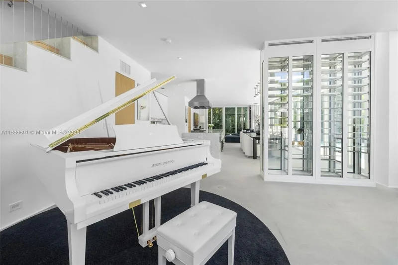 4433 N Bay Rd, Miami Beach, Florida, United States. - Photo 14