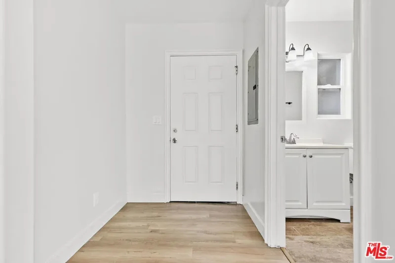 10823 Cantara Street, Los Angeles, California, United States. - Photo 45