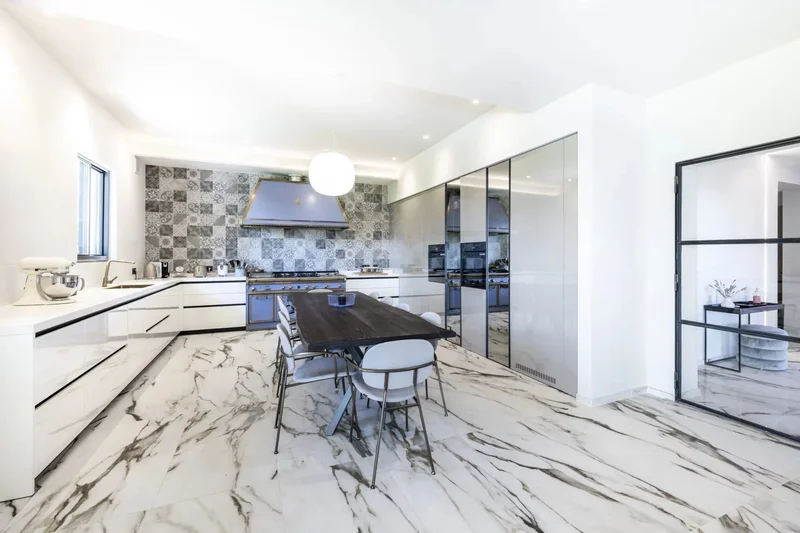 Contemporary villa facing the village of Saint-Paul de Vence