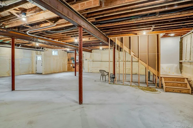 115 Weeks Drive, Huntington Station, New York, United States. - Photo 19