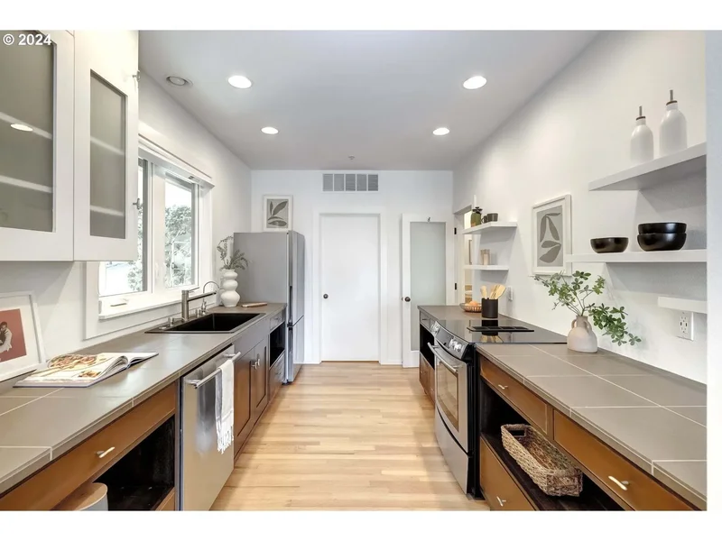 720 NW Westover Cir, Portland, OR 97210, Portland, Oregon, United States. - Photo 15