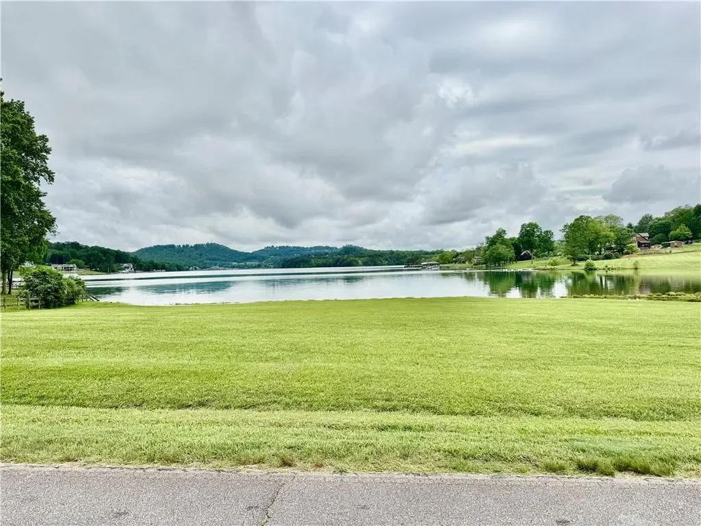 Single Family Residence in Hiawassee