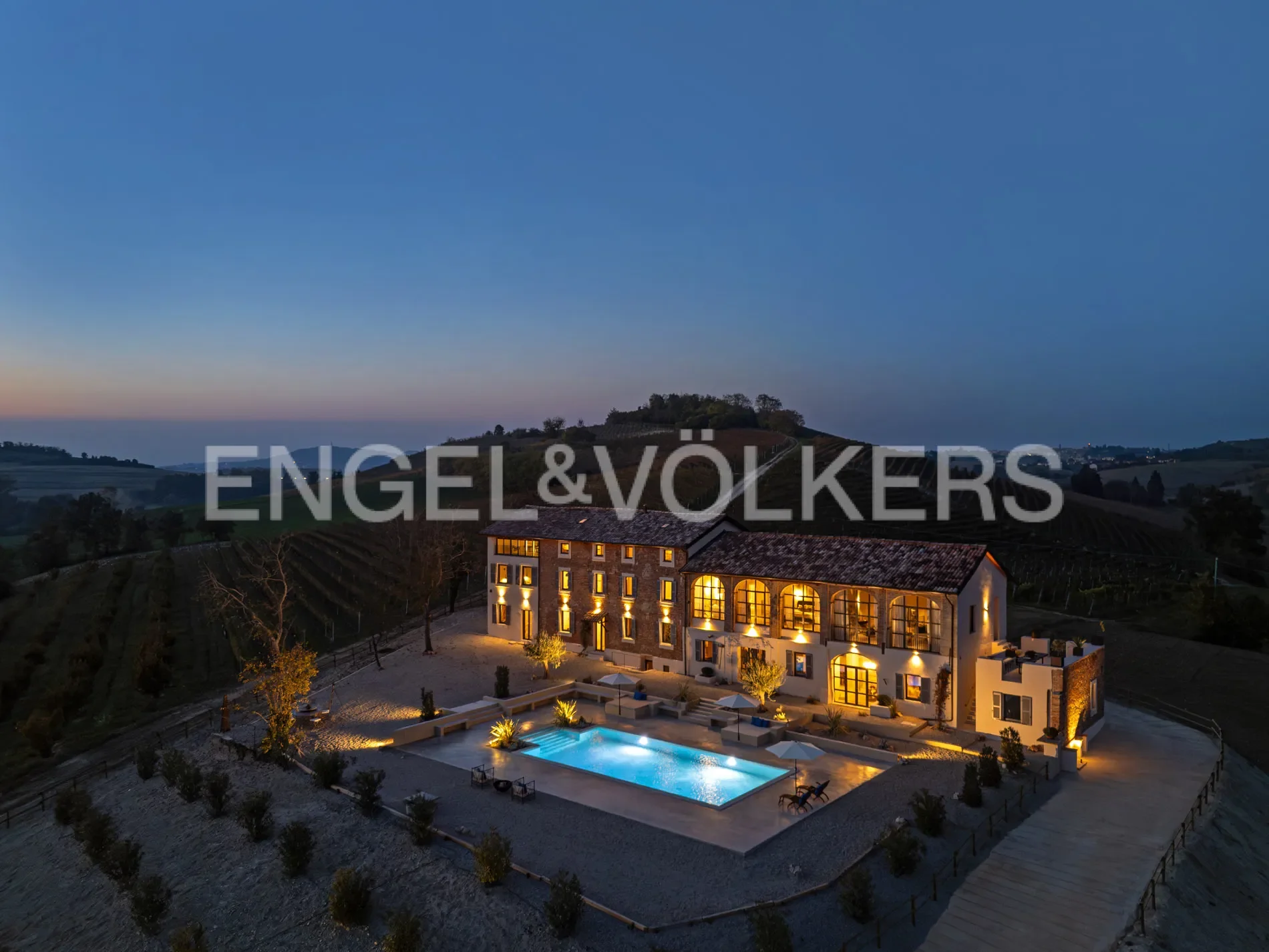 Exterior photo 5
