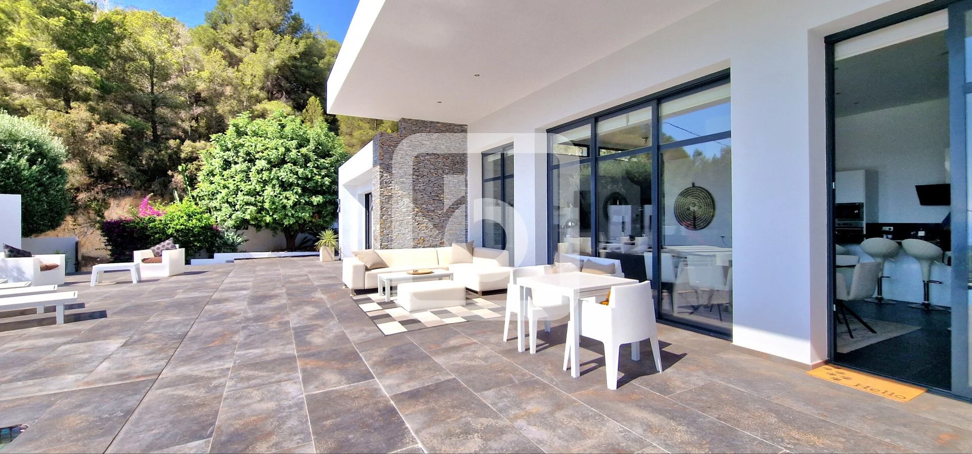 Exterior photo 5