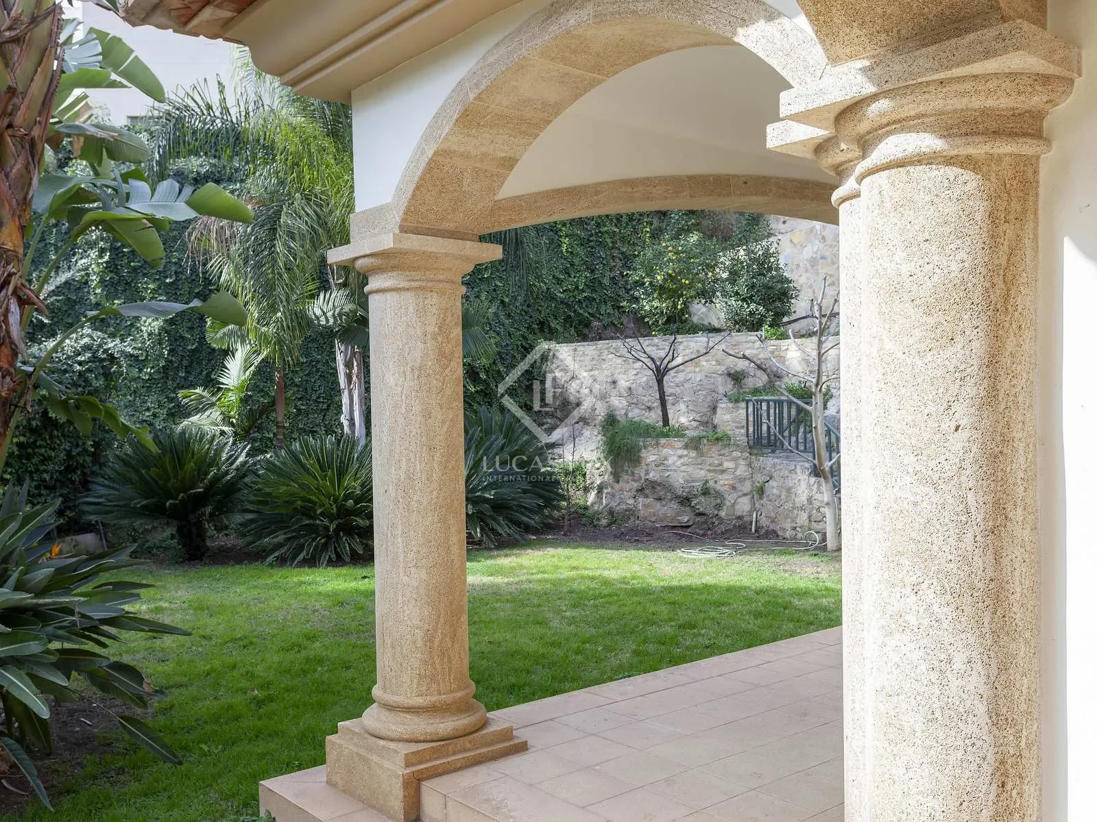 Exterior photo 7
