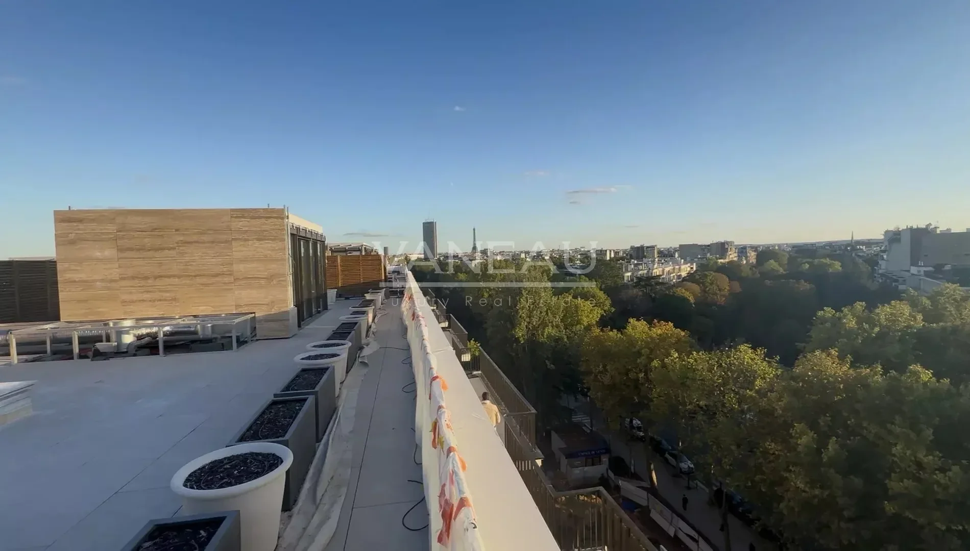 Exterior photo 3