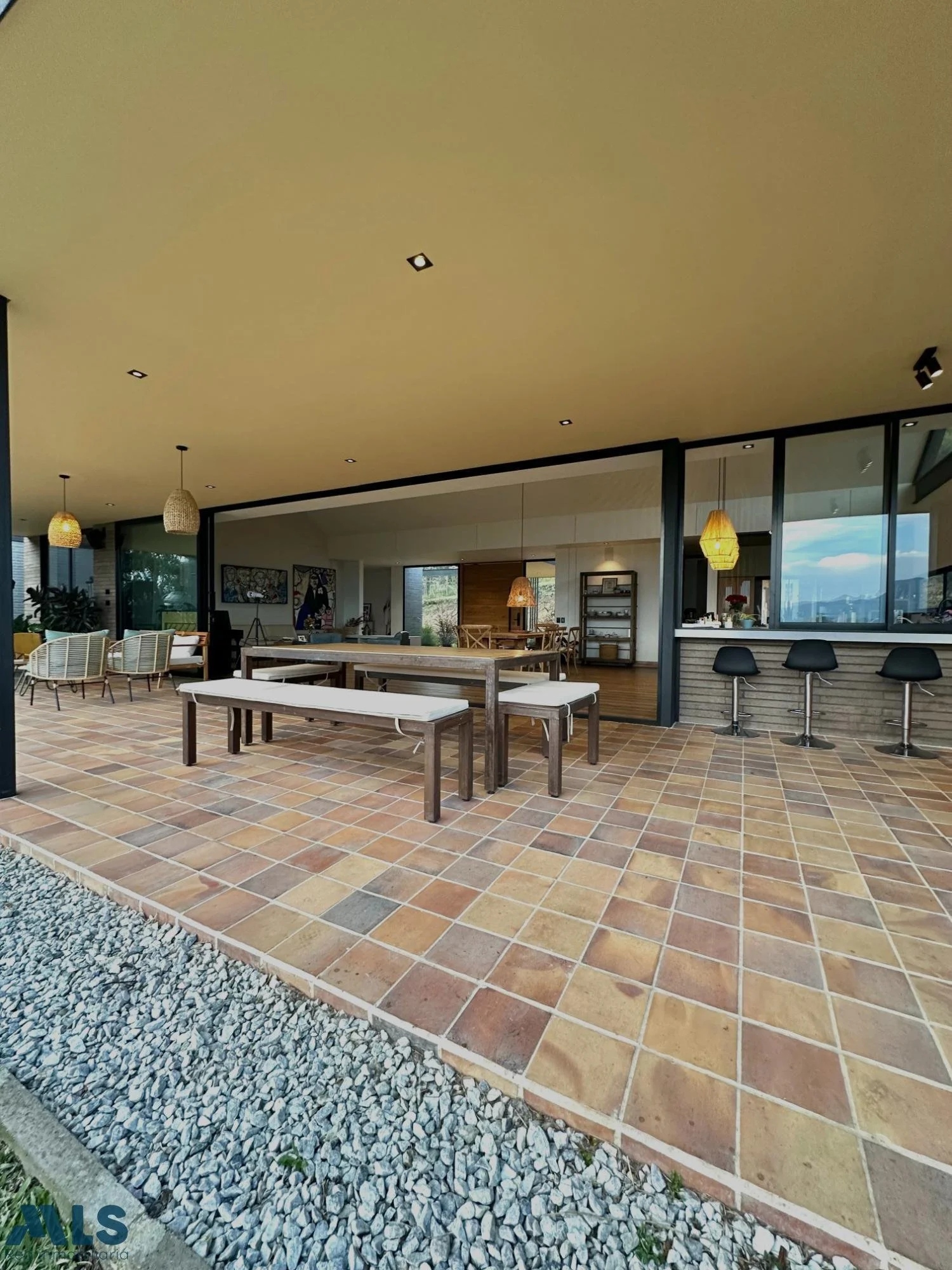 Exterior photo 1