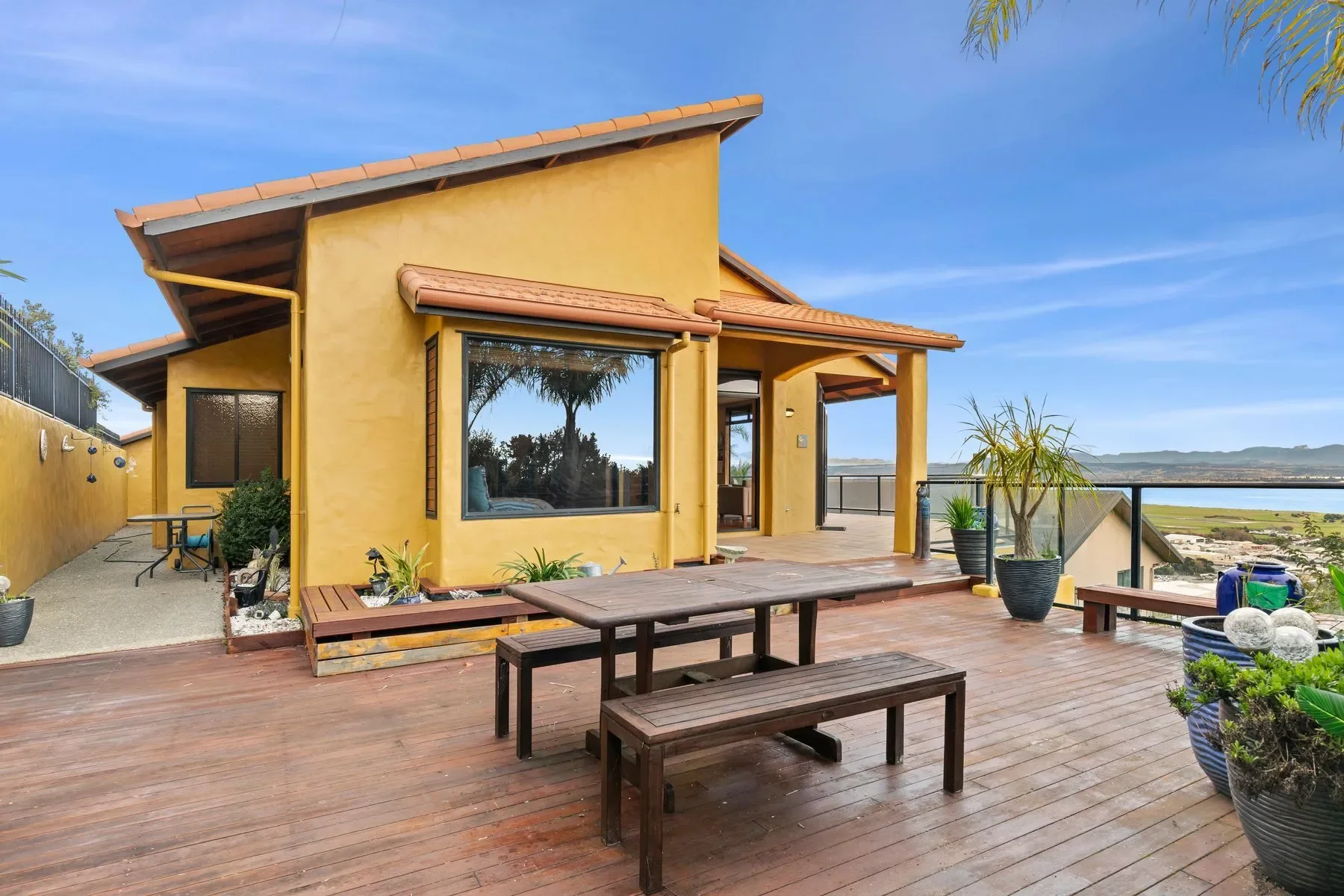 Exterior photo 4