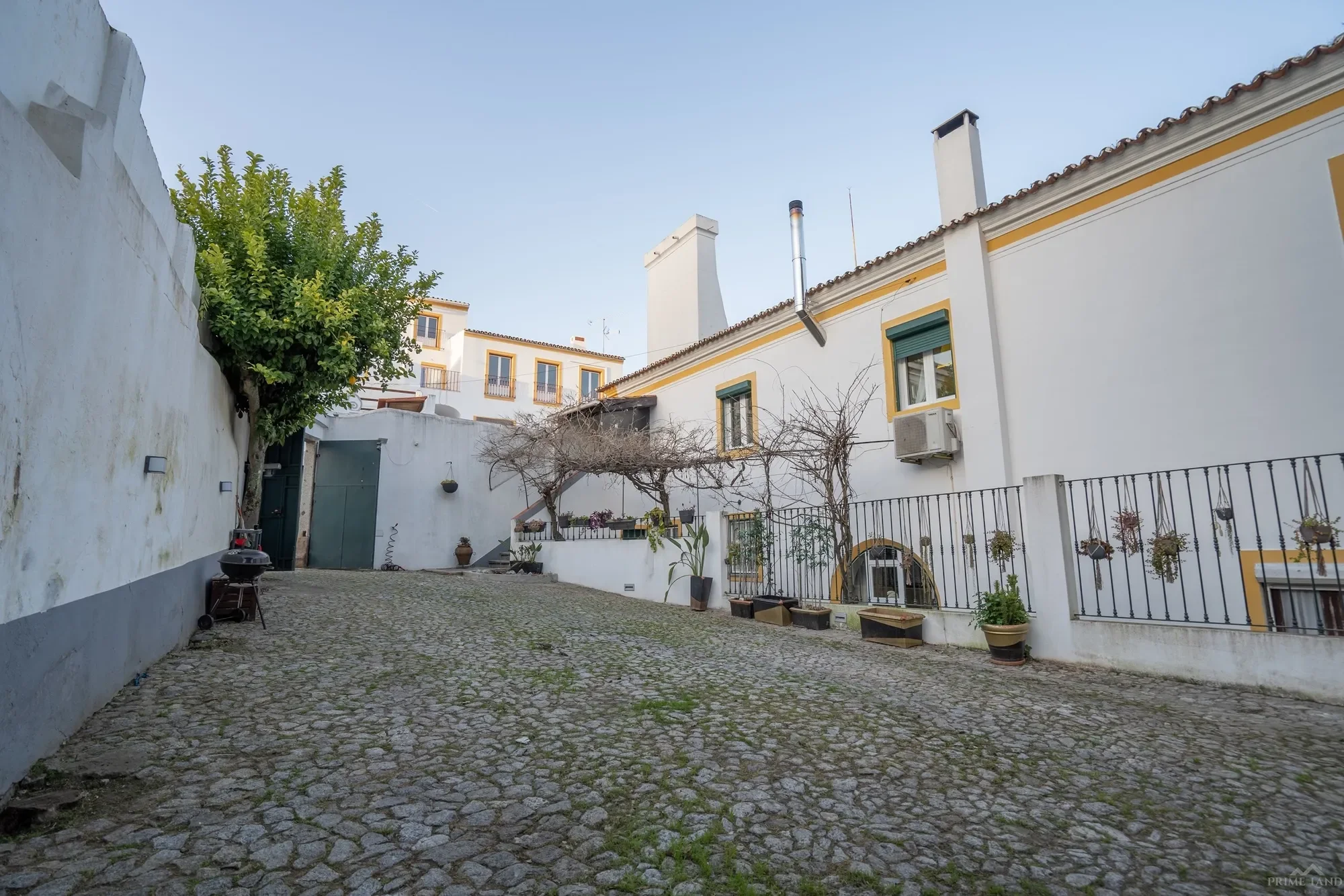 Exterior photo 3