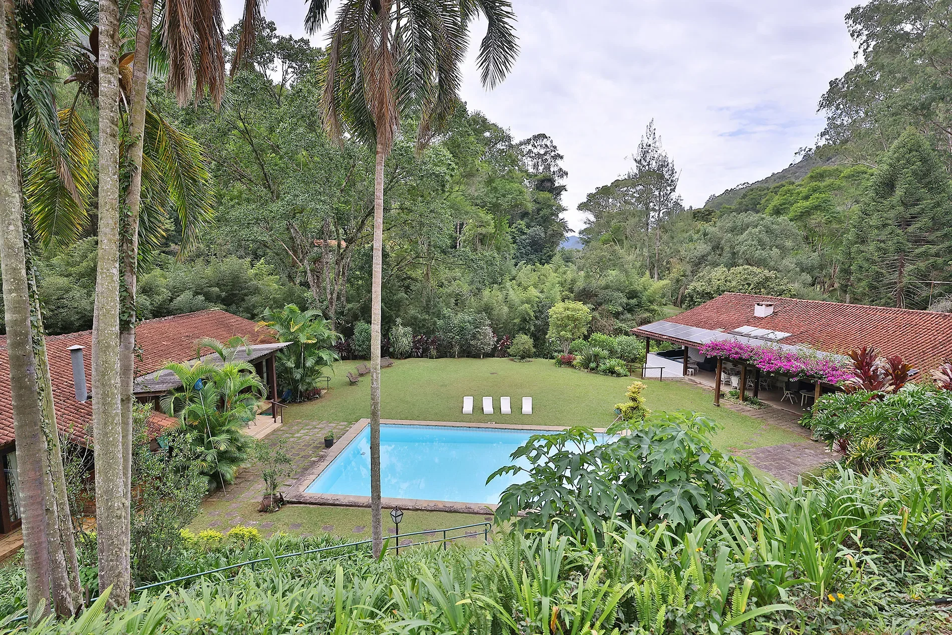 Exterior photo 8