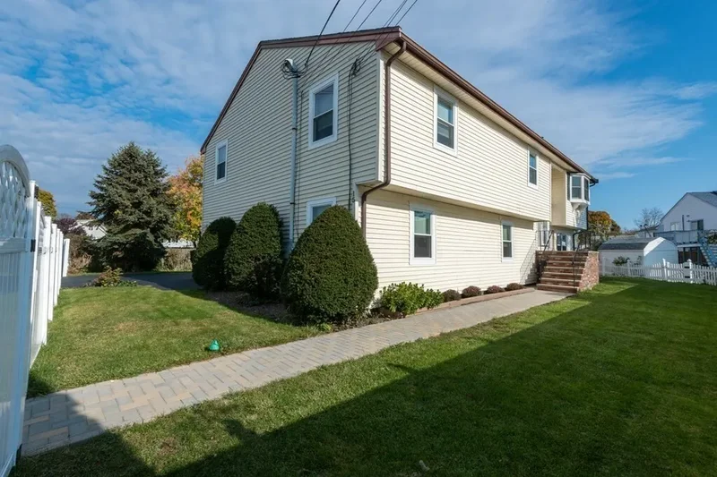 4 Bedrooms Multi Family Home
