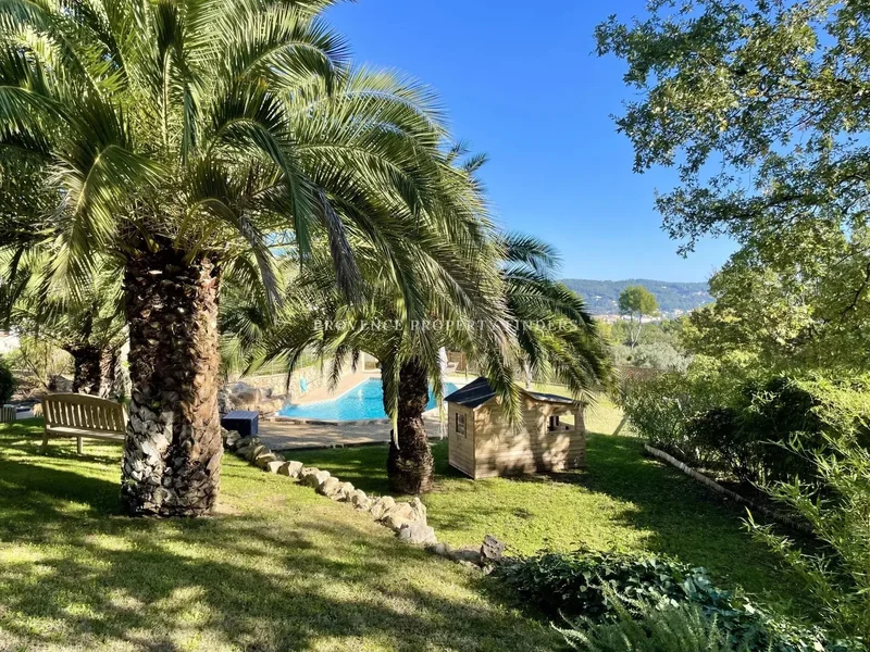 Beautiful Provençal villa located in a quiet residential area.