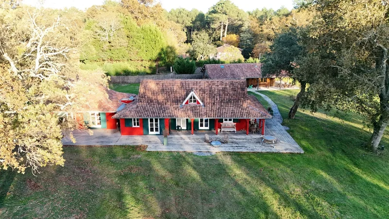 SUBLIME AIRAL DE PLUS DE 2 HECTARES ET DEMI ENSEMBLE DE 2 MAISONS