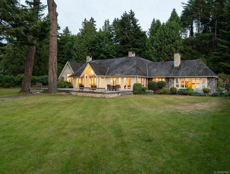 382 Judges Row, Qualicum Beach, British Columbia, Canada. - Photo 2