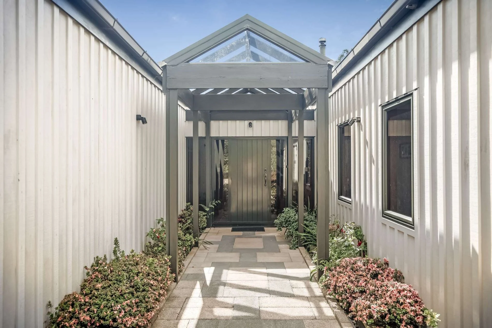 Exterior photo 6