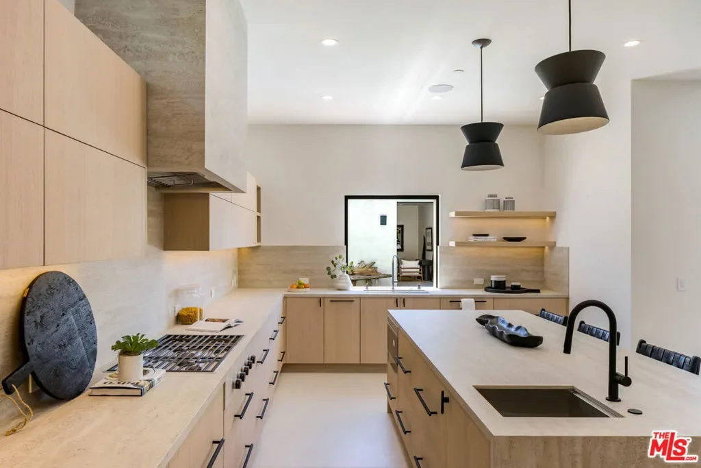 2115 Walnut Avenue, Los Angeles, California, United States. - Photo 3