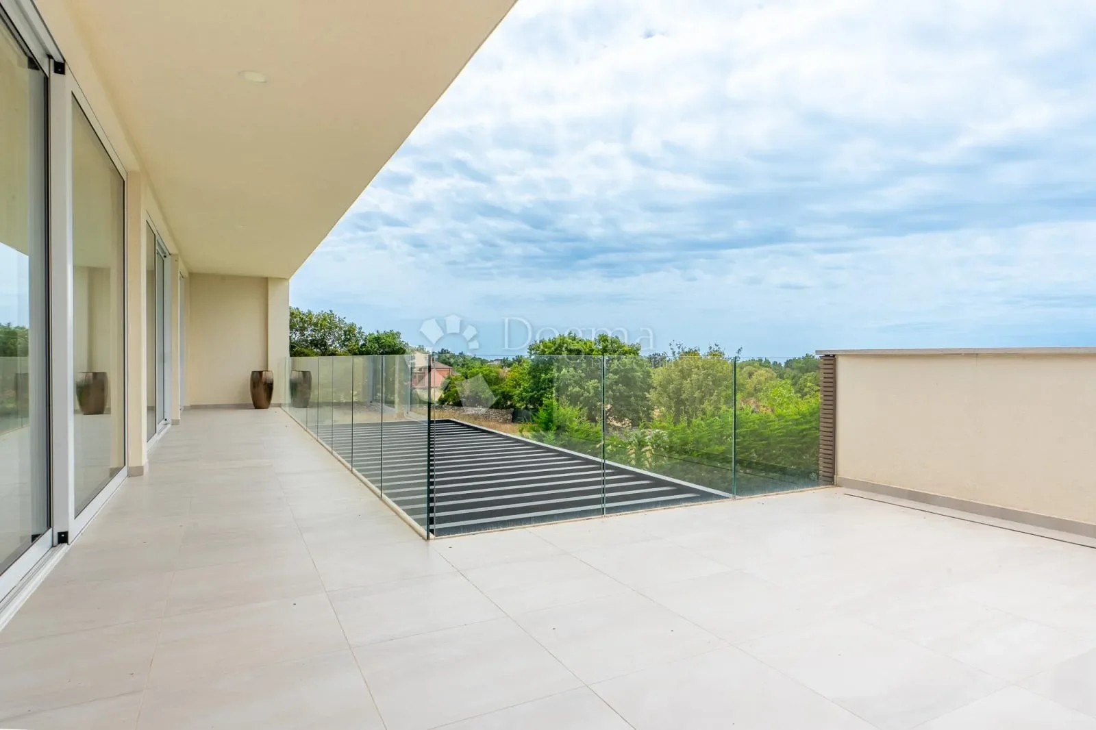 Exterior photo 8