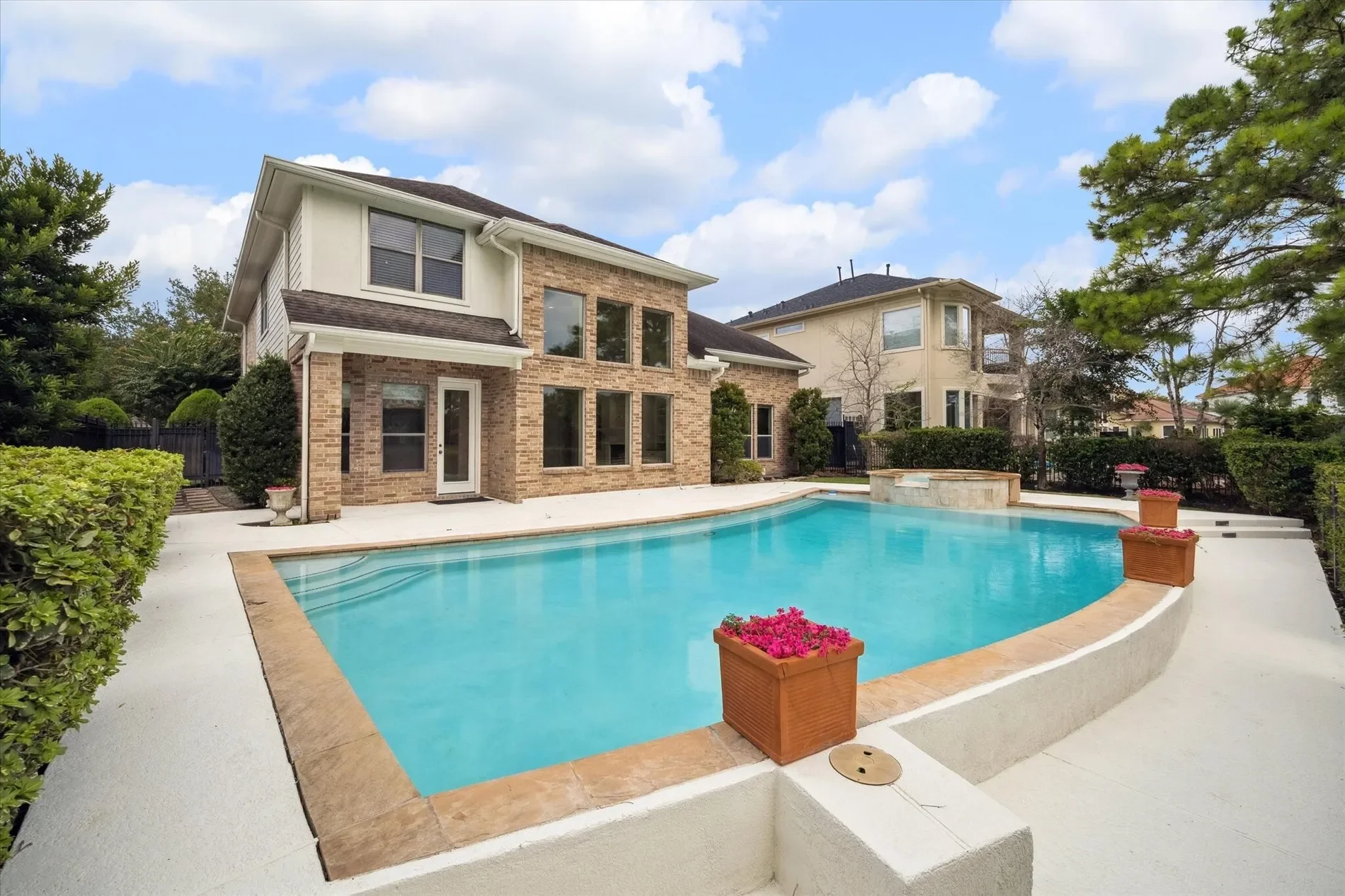 Exterior photo 5