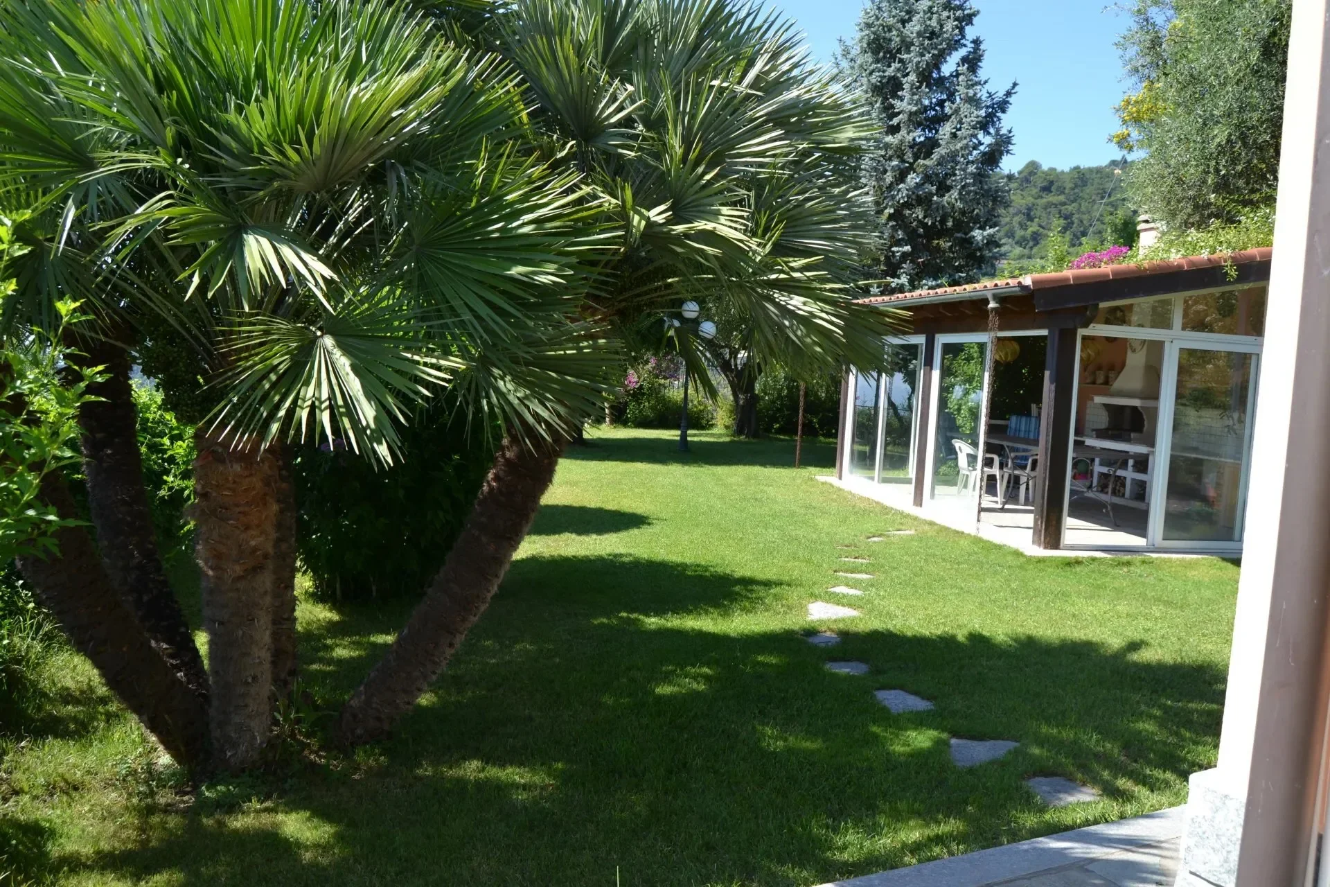 Exterior photo 6