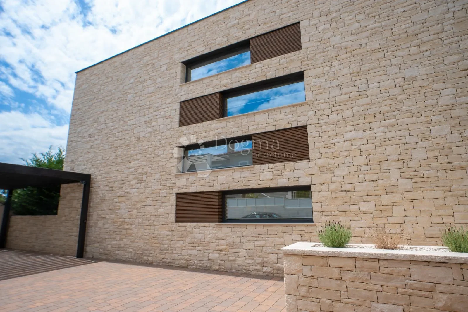 Exterior photo 7
