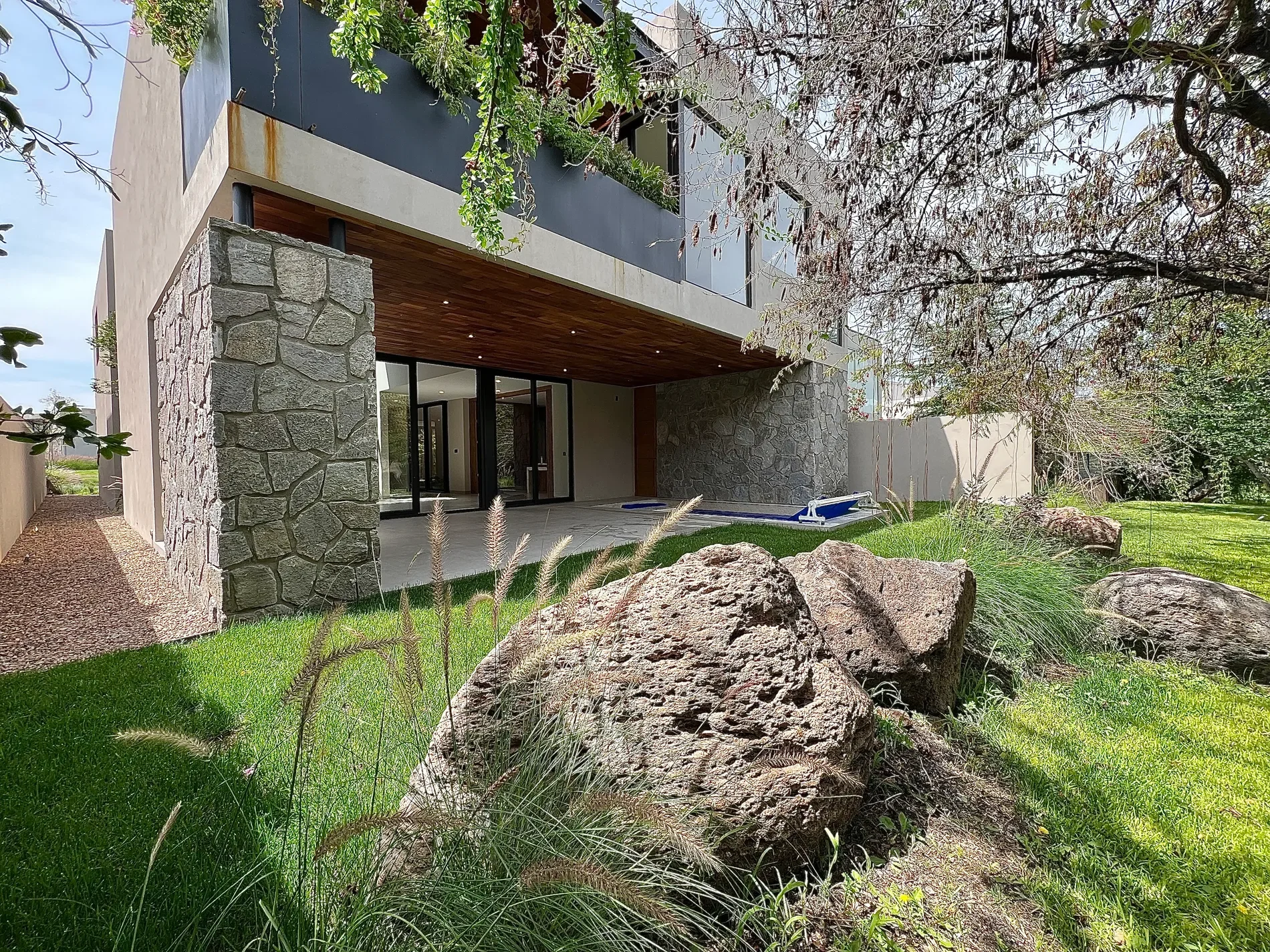 Exterior photo 4