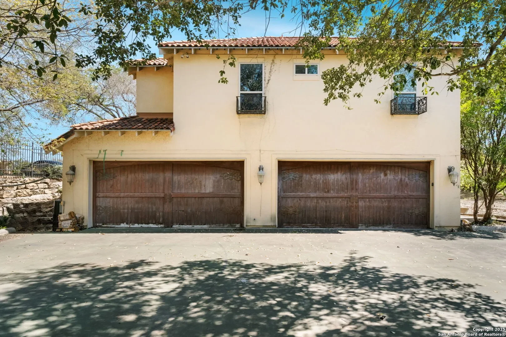 Exterior photo 6