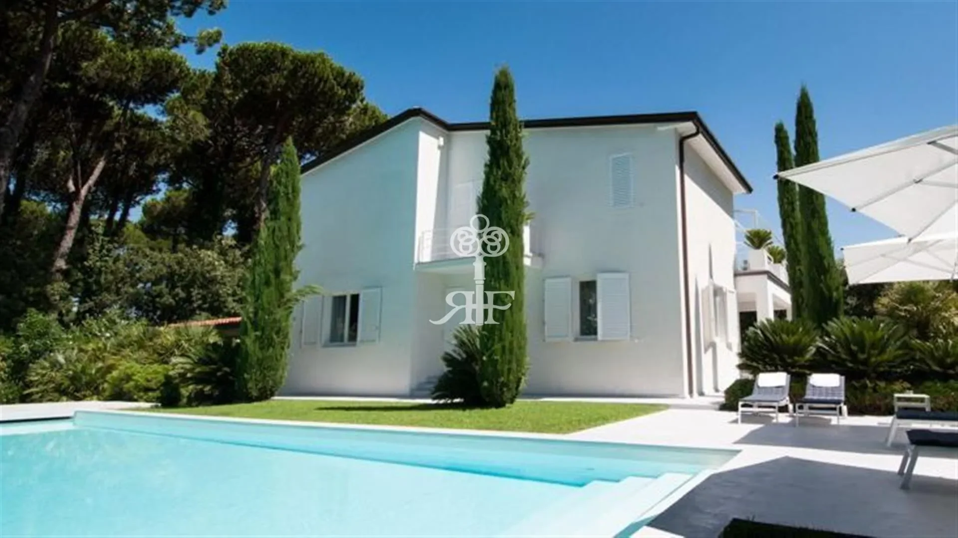 Exterior photo 5