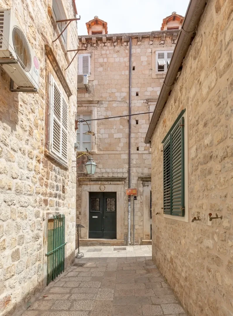 Exterior photo 1