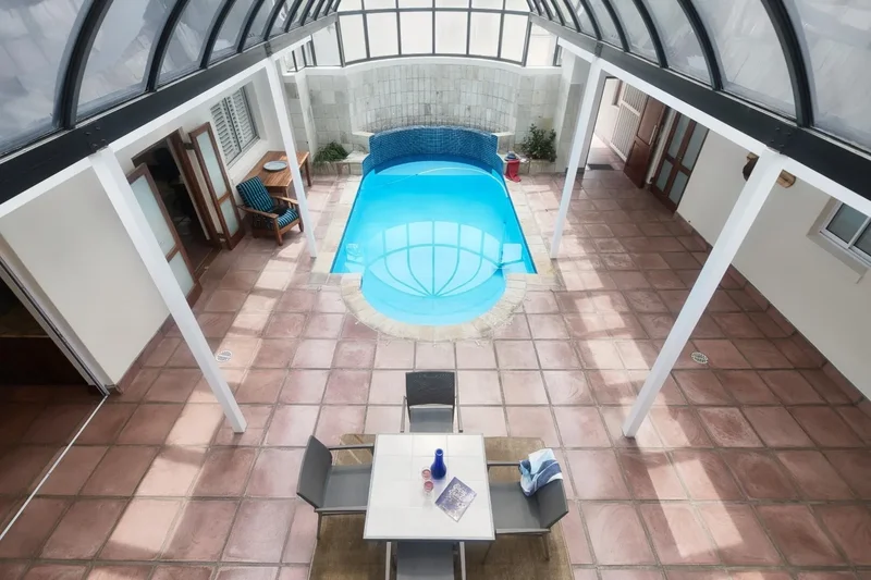 AN EXTRAORDINARY HOME