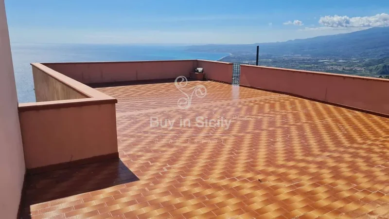 Spectacular Independent House with Panoramic View, Castelmola, Two Minutes from Taormina