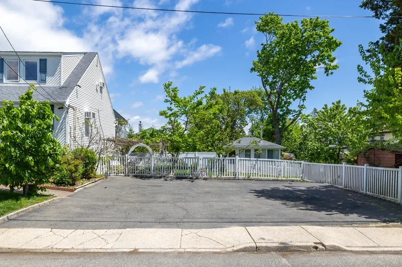 1 Varney Ave, Huntington Station, NY 11746, Huntington Station, New York, United States. - Photo 25