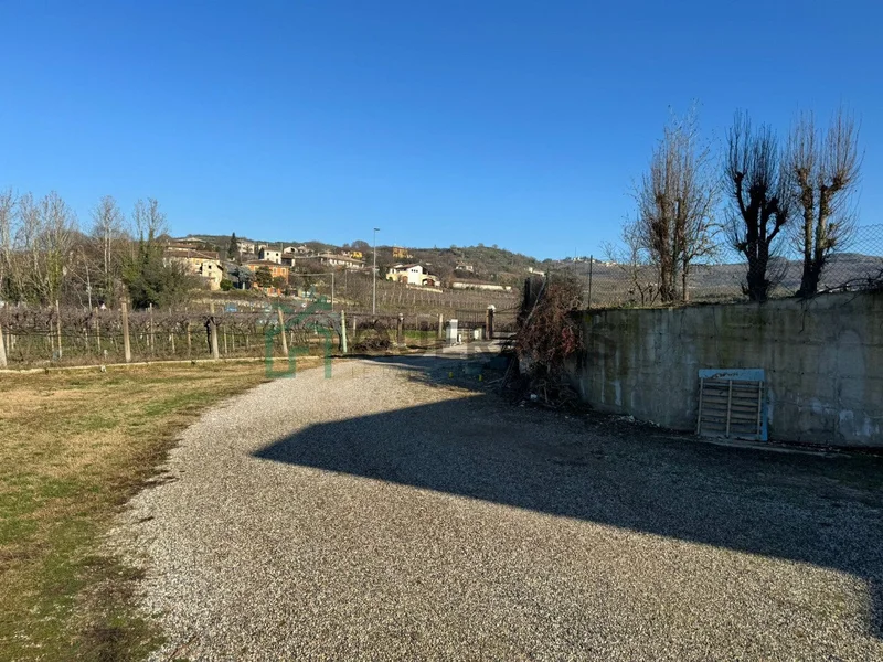 Via Costeggiola, Soave, Veneto, Italy. - Photo 17