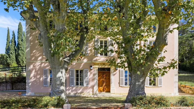 Elegant Bstide With Outbuildings