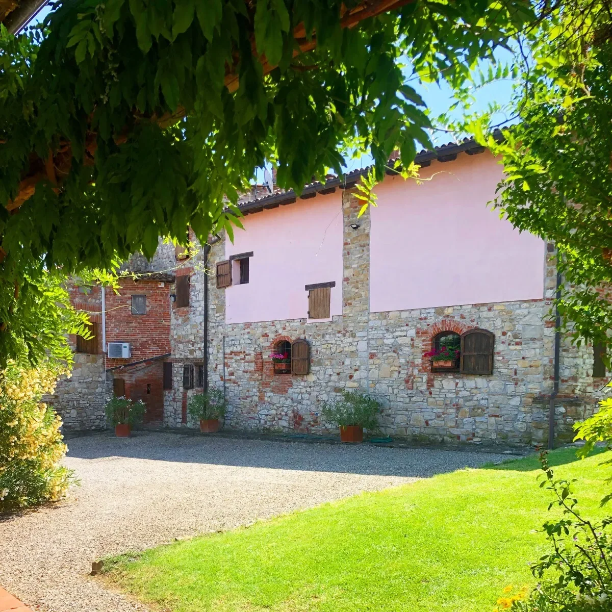 Exterior photo 8