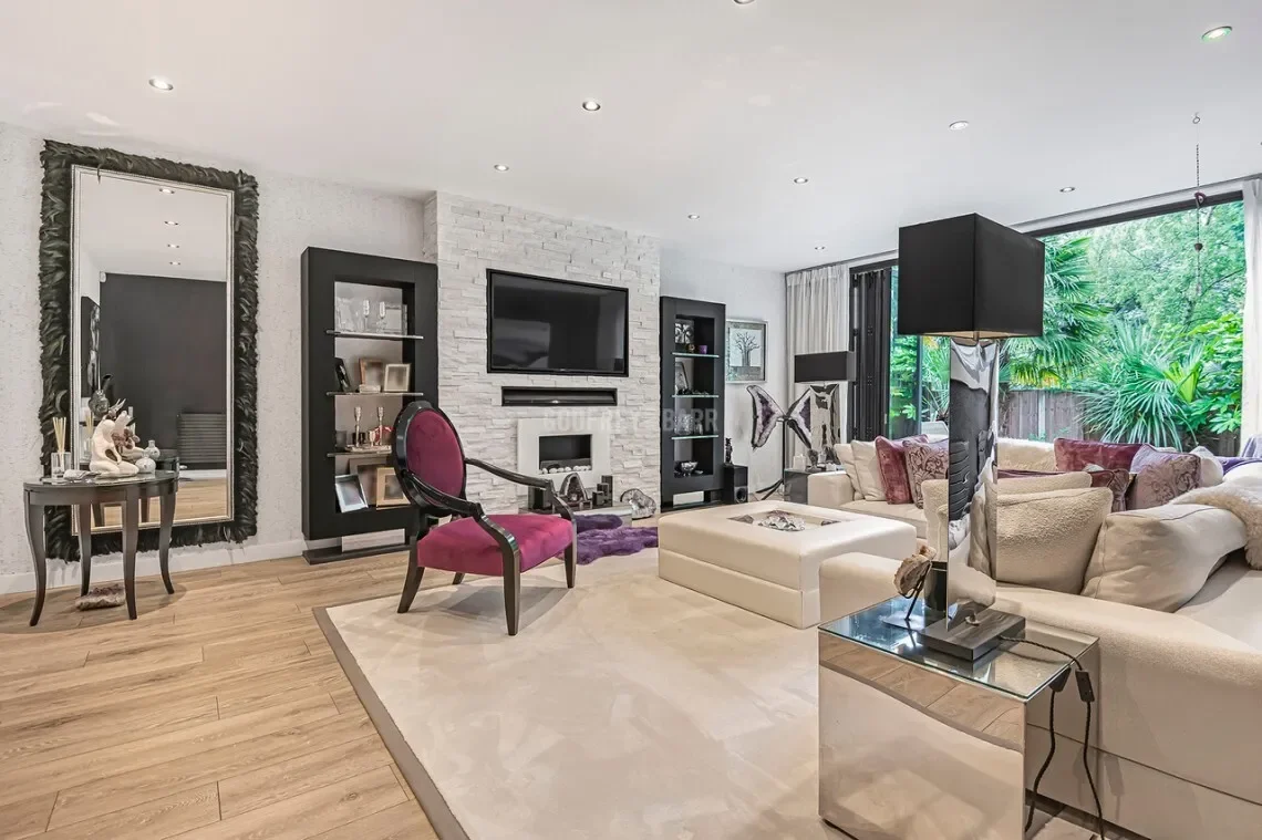 Angel Cottages, Mill Hill Village, London, England, United Kingdom. - Photo 14