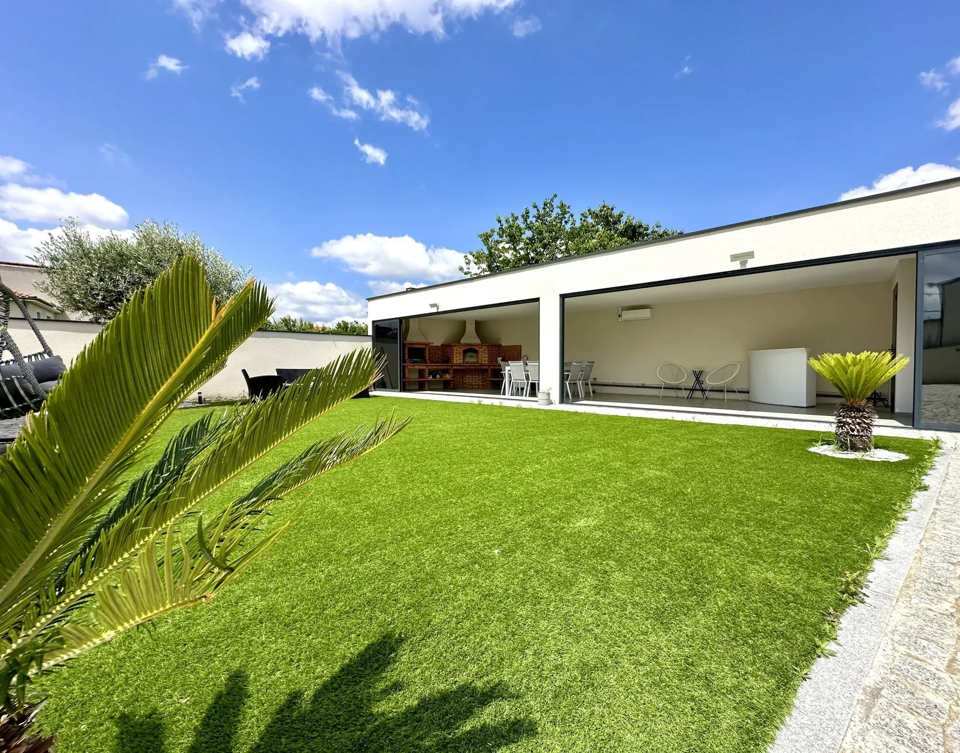 Exterior photo 2