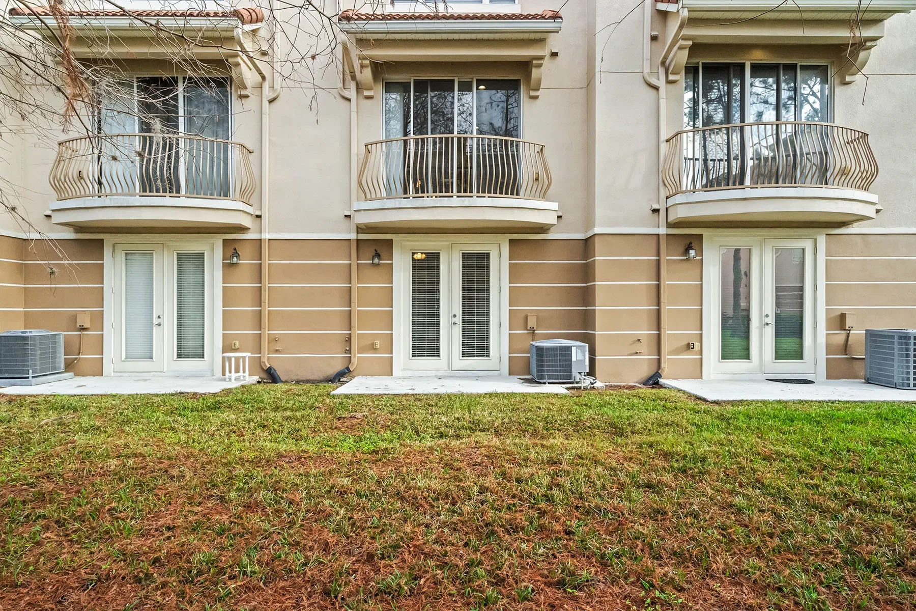 Exterior photo 5