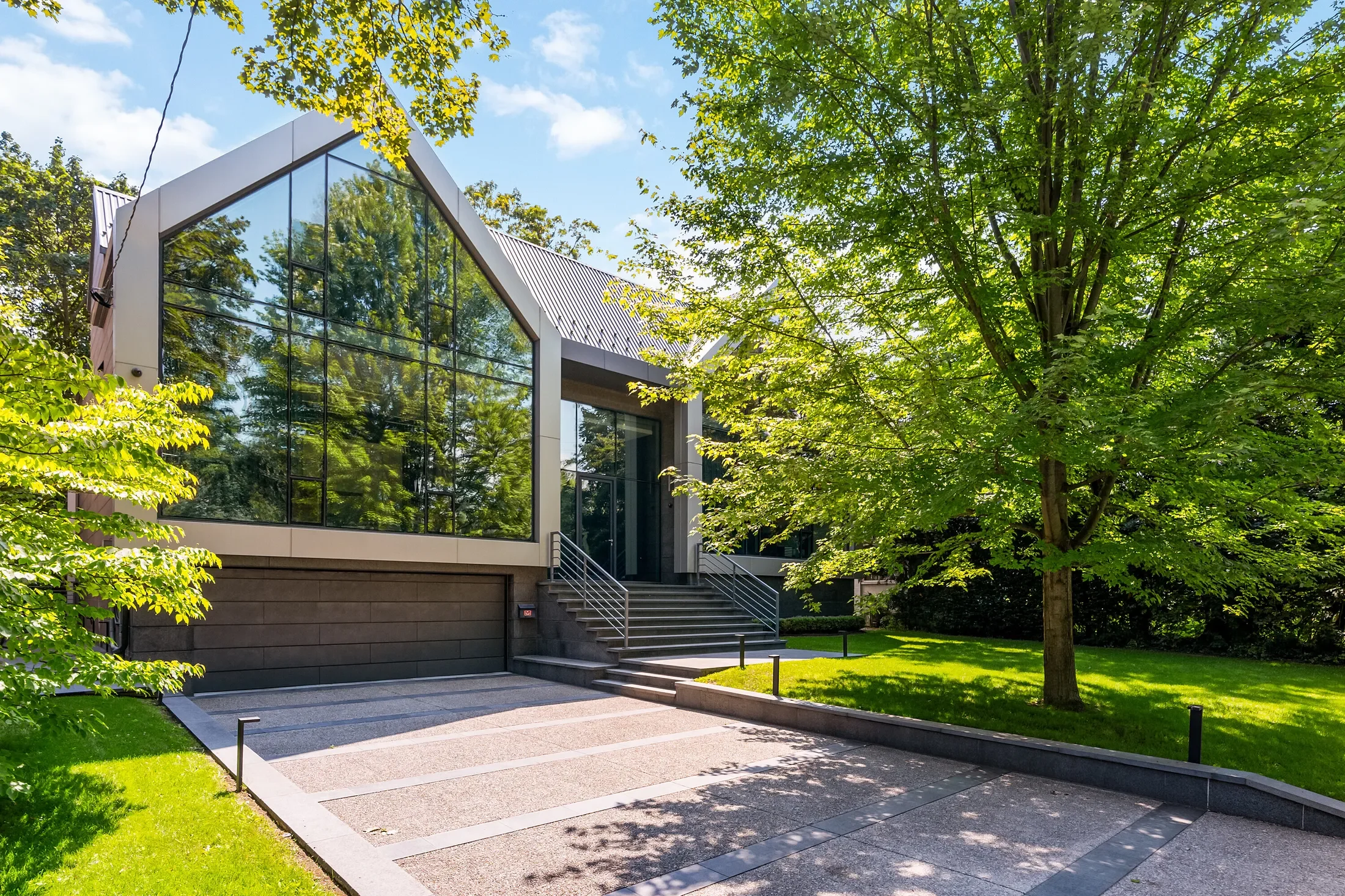 Exterior photo 1