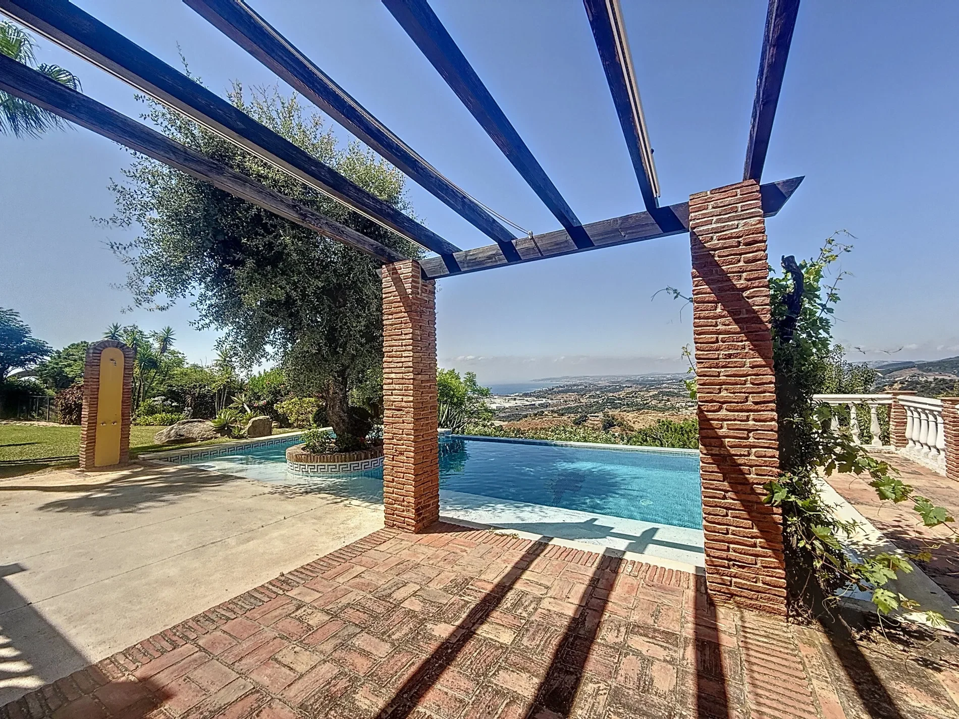 Exterior photo 9